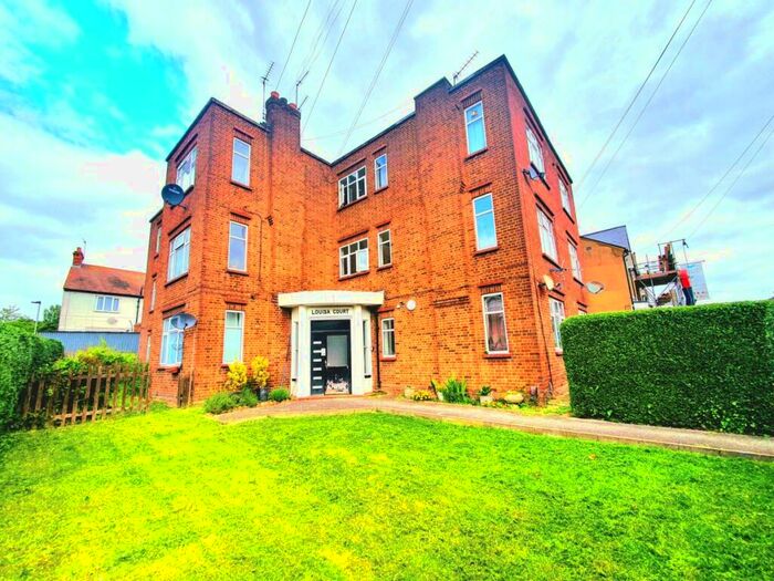 3 Bedroom Flat To Rent In Louisa Court, Bounds Green, N11