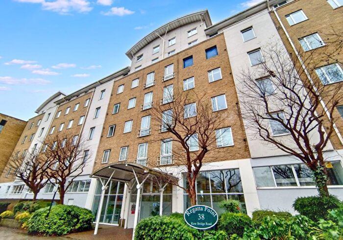 1 Bedroom Flat For Sale In Flat Regatta Point, Kew Bridge Road, Brentford, Middlesex, TW8