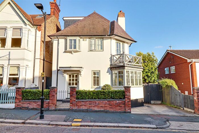 4 Bedroom Detached House For Sale In Leigh Cliff Road, Leigh-On-Sea, SS9