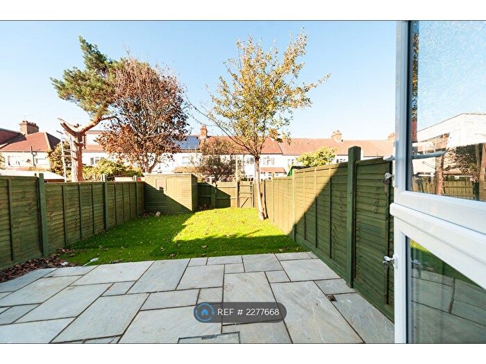 Studio To Rent In South Norwood, London, SE25