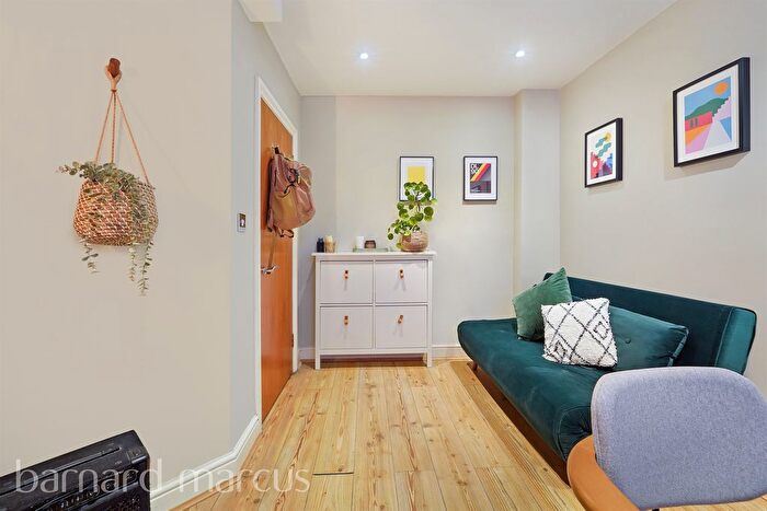 2 Bedroom Flat For Sale In Granville Road, London, SW18