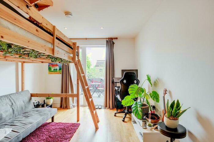 Studio To Rent In East Finchley, London, N2