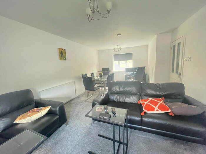 2 Bedroom Flat To Rent In Copperfields, Laindon, SS15