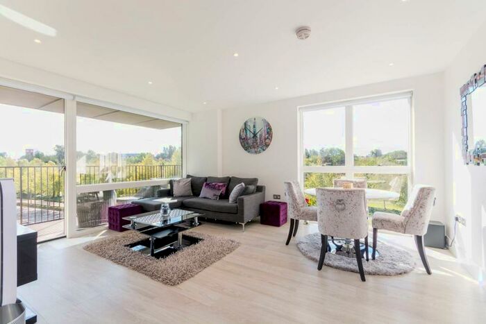 2 Bedroom Flat To Rent In Lakeside Drive, Park Royal, London, NW10