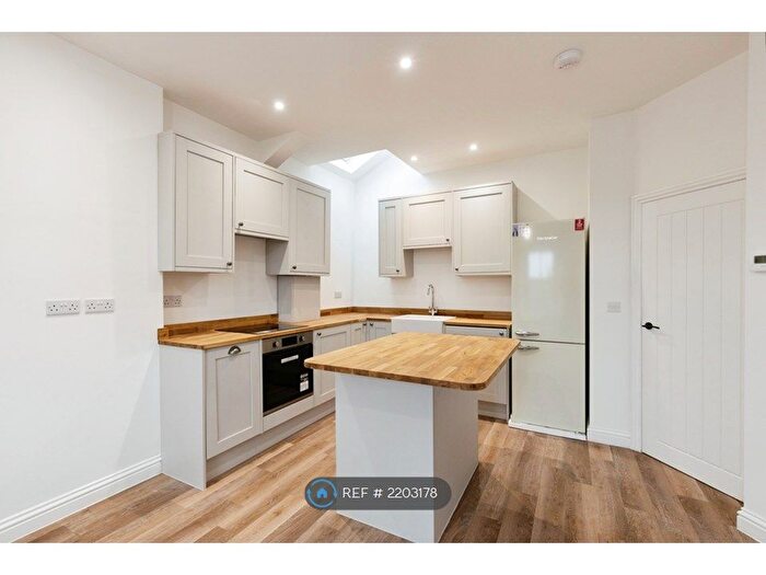 2 Bedroom Flat To Rent In The Avenue, Cirencester, GL7