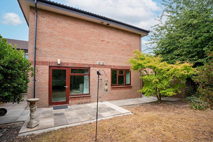 2 Bedroom Flat For Sale In Drings Close, Over, CB24