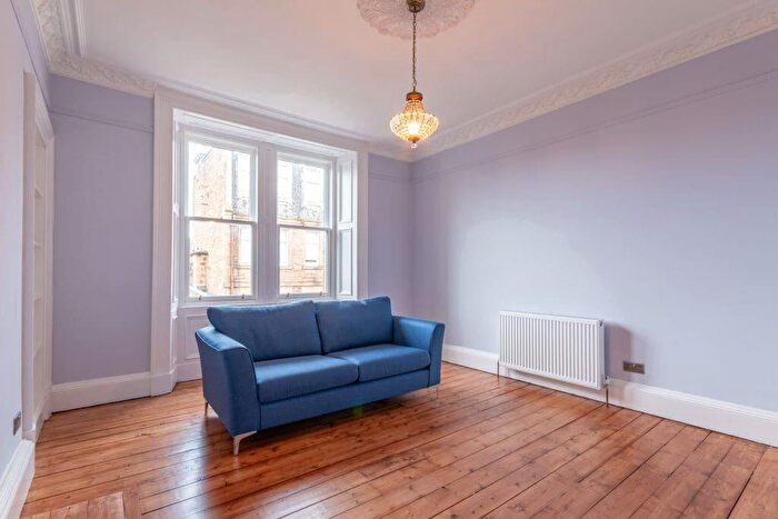 3 Bedroom Flat To Rent In L Grange Loan, Edinburgh, EH9