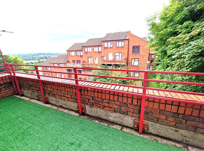 2 Bedroom Flat For Sale In Downs Road, Luton, LU1