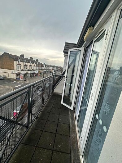 2 Bedroom Flat To Rent In Ilford Lane, Ilford, IG1