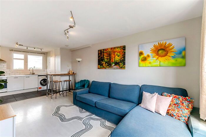 3 Bedroom Flat To Rent In Hydethorpe Road, London, SW12