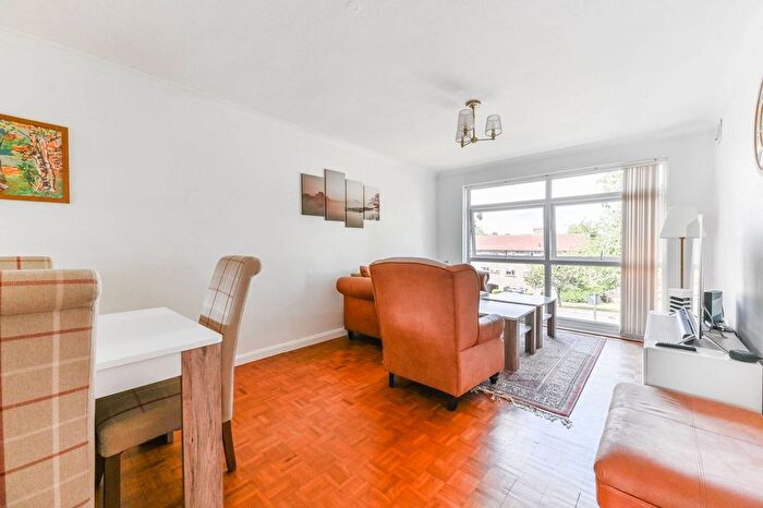 2 Bedroom Flat To Rent In Glena Mount, Sutton, SM1