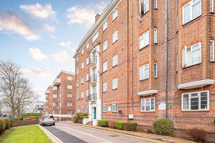 3 Bedroom Flat To Rent In Warwick Lodge, West Hampstead, London, NW2