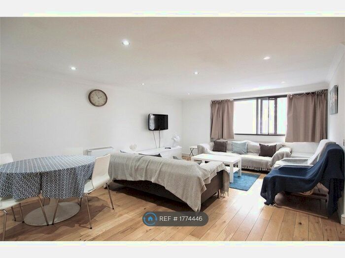 2 Bedroom Flat To Rent In Sullivan Court, London, SW5