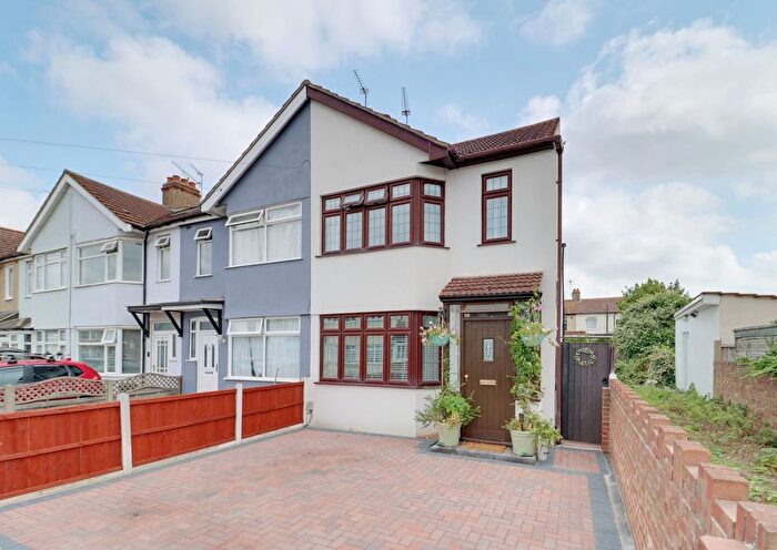 3 Bedroom Terraced House For Sale In Glenwood Avenue, Rainham, RM13