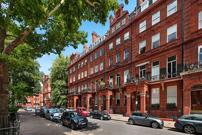 3 Bedroom Flat For Sale In Cadogan Square, London, SW1X