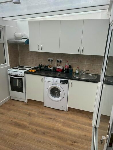 Studio To Rent In Shropshire Close, London, CR4