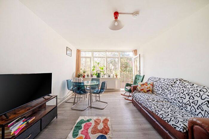1 Bedroom Flat For Sale In Gaywood Close, London, SW2