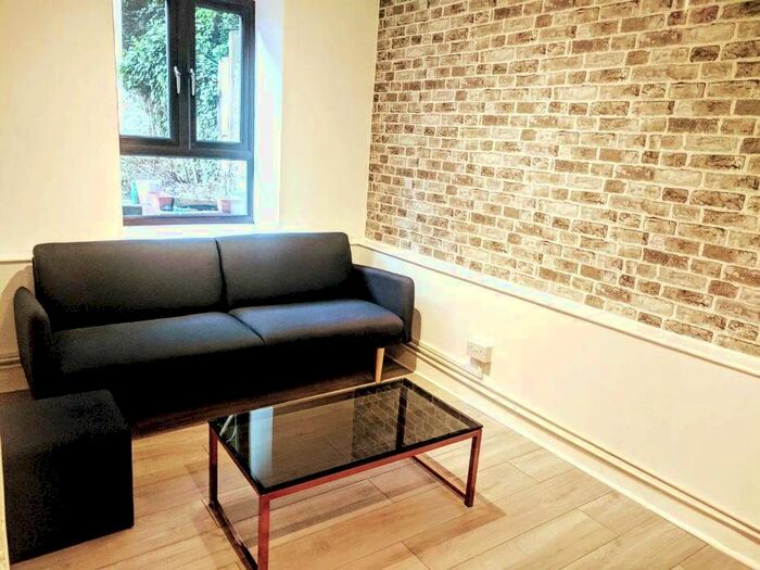 3 Bedroom Flat To Rent In New Park Road, London, SW2