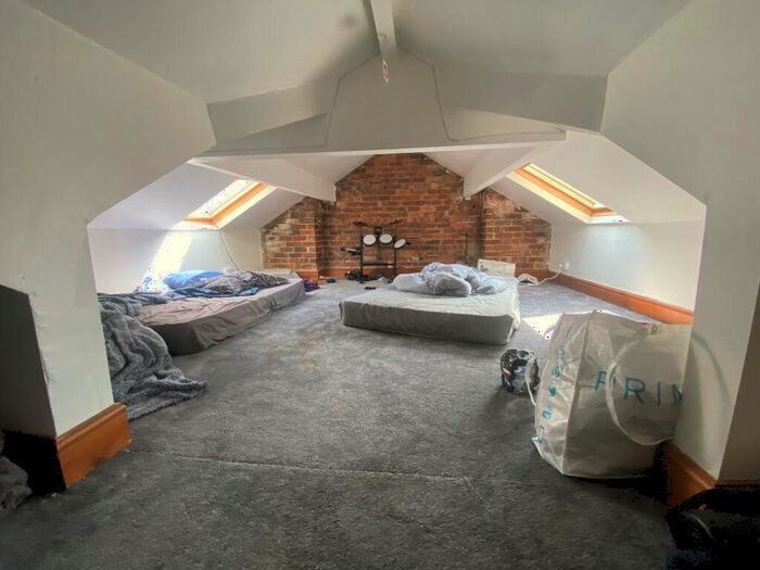 6 Bedroom House To Rent In Hollin Mount, Leeds, LS16