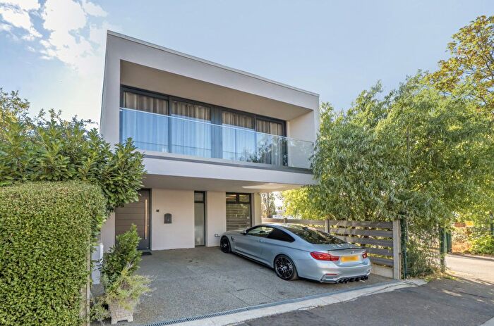 4 Bedroom Detached House For Sale In Alwyn Gardens, West Acton, W3
