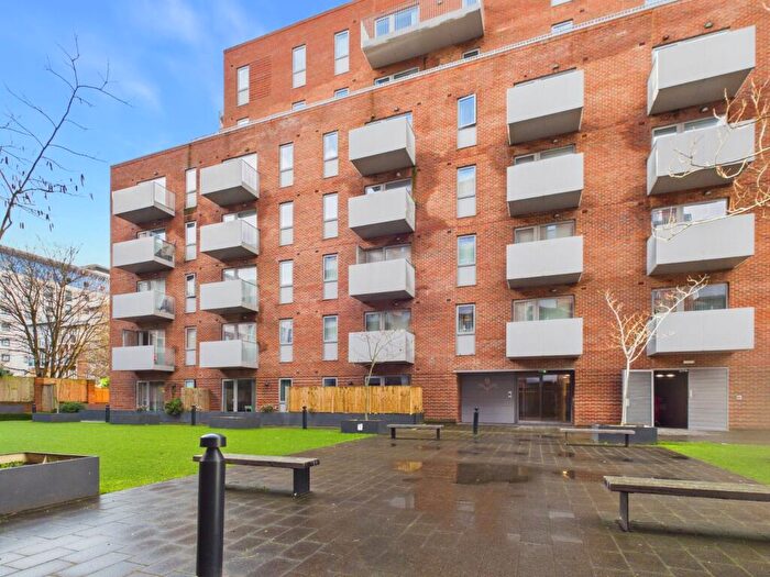 1 Bedroom Apartment For Sale In Petersfield Avenue, Slough, Berkshire, SL2