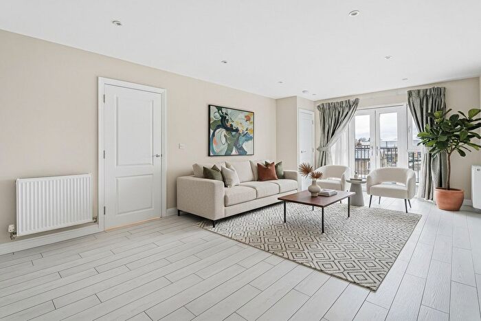 1 Bedroom Flat For Sale In Waterloo Road, Uxbridge, UB8