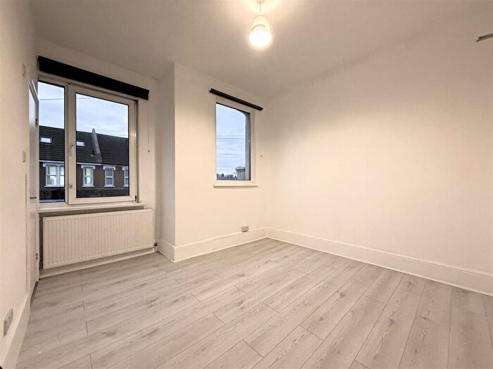 Studio To Rent In Lascotts Road, London, N22