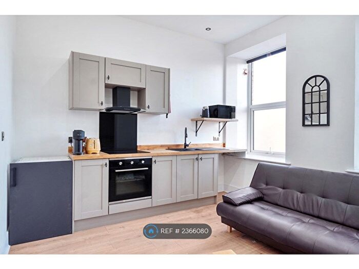 1 Bedroom Flat To Rent In Tudor House, Brighouse, HD6