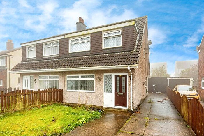 3 Bedroom Semi-Detached House To Rent In Vicar Park Drive, Halifax, HX2