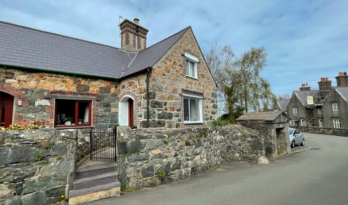 2 Bedroom End Of Terrace House For Sale In Crescent, Llandwrog, Caernarfon, Gwynedd, LL54