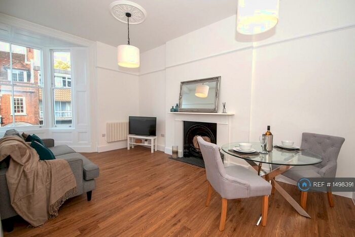 2 Bedroom Flat To Rent In High Street Alton, Alton, GU34