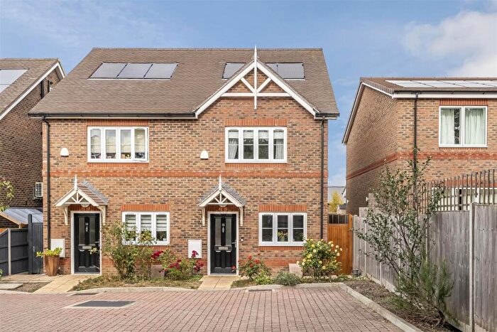 2 Bedroom House For Sale In Winchester Mews, Worcester Park, KT4
