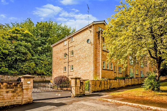 2 Bedroom Apartment To Rent In Bradford Road, Huddersfield, West Yorkshire, HD2