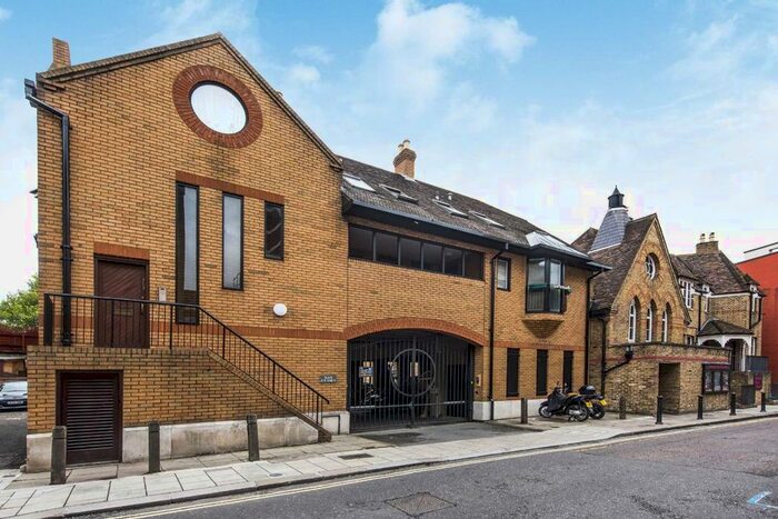 3 Bedroom Flat To Rent In Clarence Street, Kew, Richmond, TW9