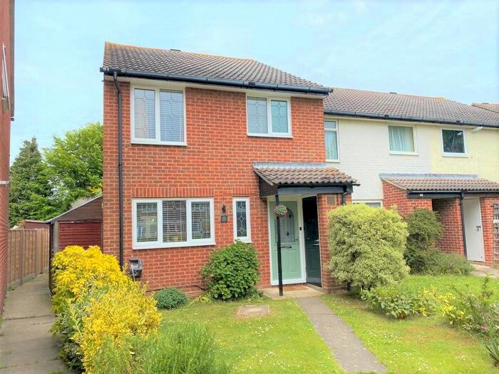 4 Bedroom Semi-Detached House To Rent In Malin Close, Stubbington, PO14