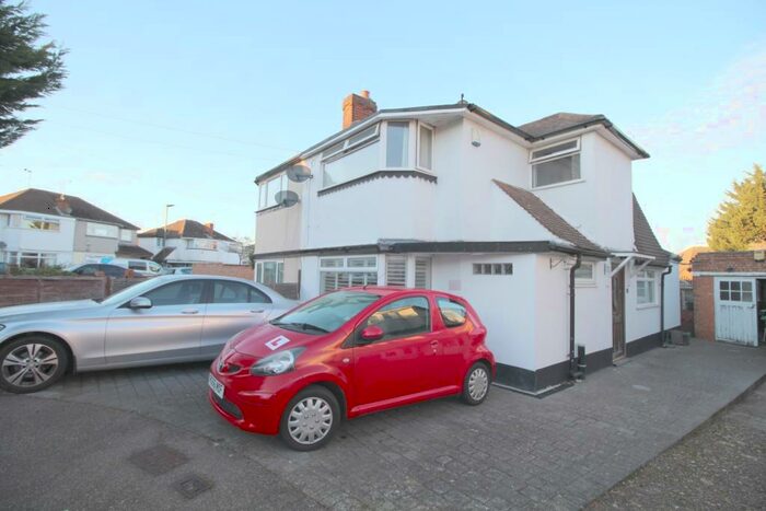 3 Bedroom Semi-Detached House To Rent In Blenheim Drive Welling, DA16