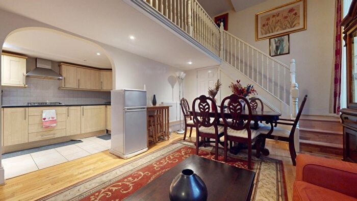 3 Bedroom Flat To Rent In Royal Drive, London, N11