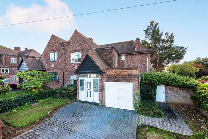 3 Bedroom Semi-Detached House For Sale In Hever Croft, London, SE9