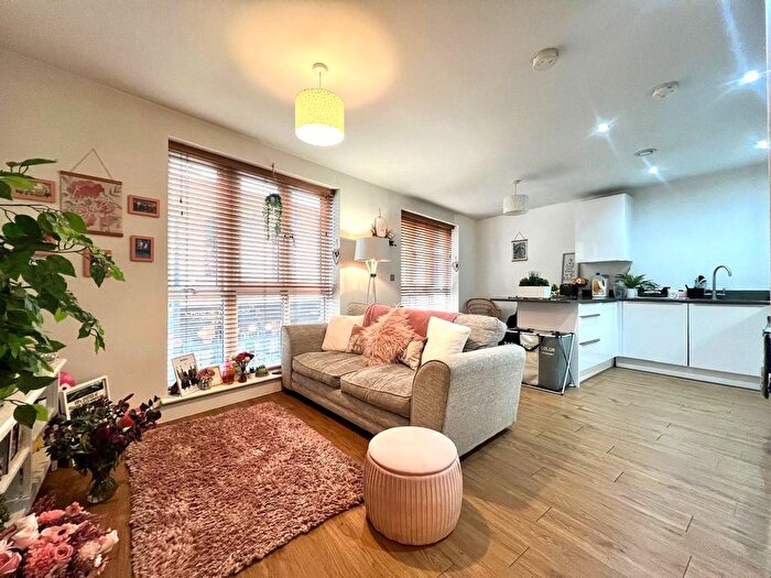 2 Bedroom Flat To Rent In Humber Street, Hull, East Yorkshire, HU1