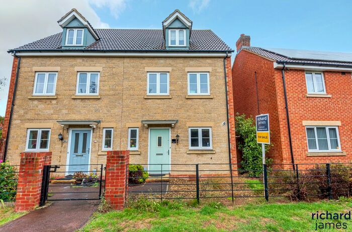 3 Bedroom Semi Detached House For Sale In Casterbridge Road, Haydon End, Swindon, SN25