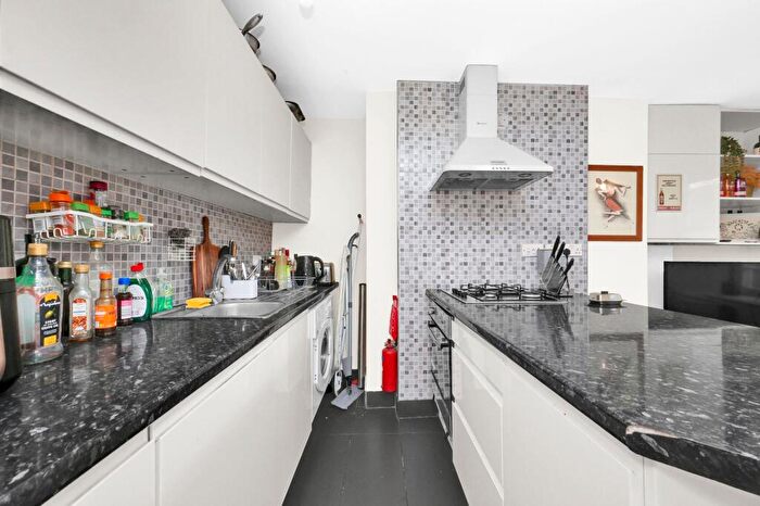 3 Bedroom Maisonette To Rent In Essex Road, London, N1