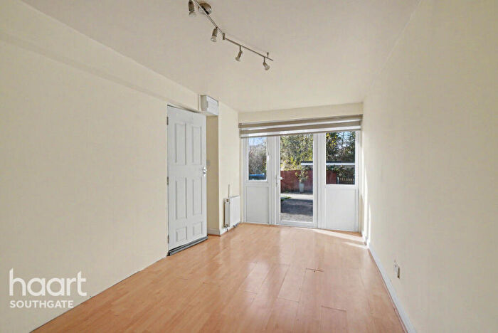 5 Bedroom Terraced House For Sale In Westminster Drive, London, N13