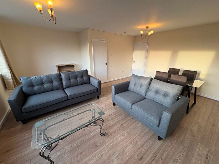 3 Bedroom Flat To Rent In Broomhill Drive, Broomhill, Glasgow, G11
