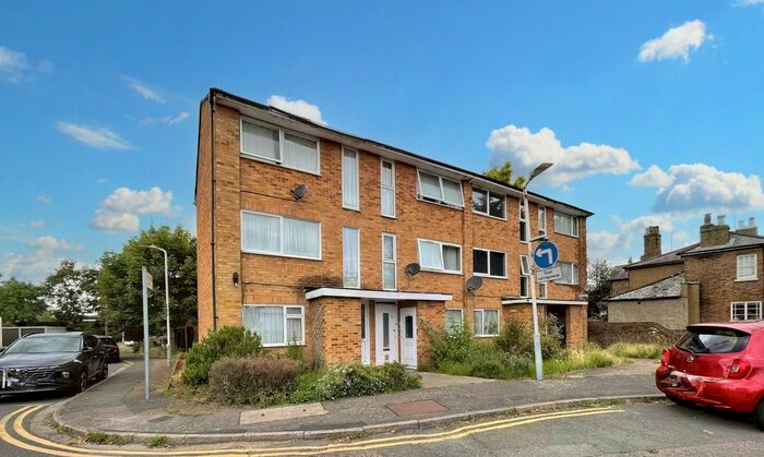 2 Bedroom Flat To Rent In Hillingdon Road, Uxbridge, Greater London, UB10