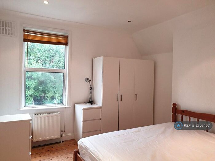 3 Bedroom Flat To Rent In Norwood Road, London, SE24