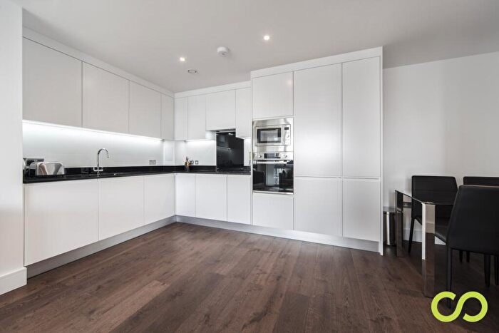 2 Bedroom Flat To Rent In Gateway Tower, Western Gateway, E16