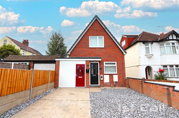 2 Bedroom Chalet For Sale In Rochester Drive, Westcliff-On-Sea, SS0