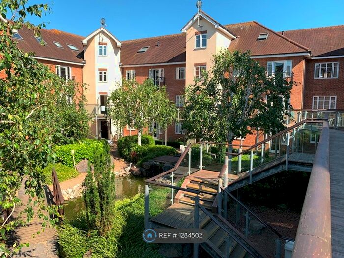 2 Bedroom Flat To Rent In The Quadrangle, Horley RH6