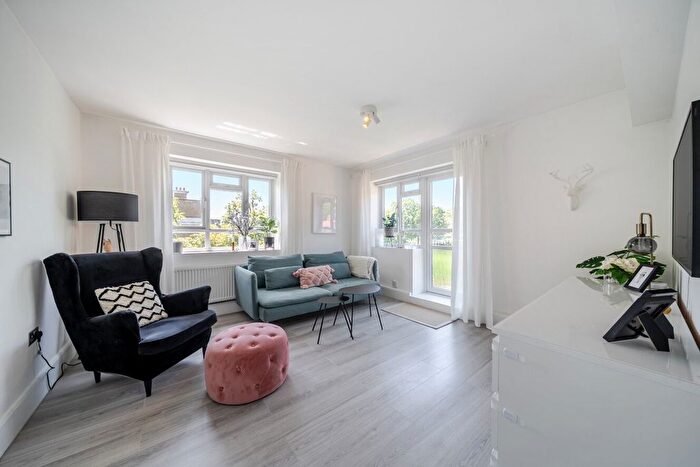 2 Bedroom Flat For Sale In Esher Gardens, Southfields, London, SW19