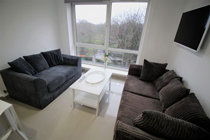 2 Bedroom Flat To Rent In Flat, Clarendon Road, Leeds, LS2